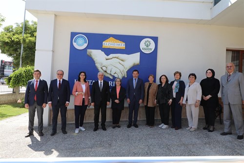 Valimiz İbrahim Akın, Yaşlı Bakım- Eğitimi Uygulama ve Alzheımer Gündüz Yaşam Merkezi’ni Ziyaret Etti